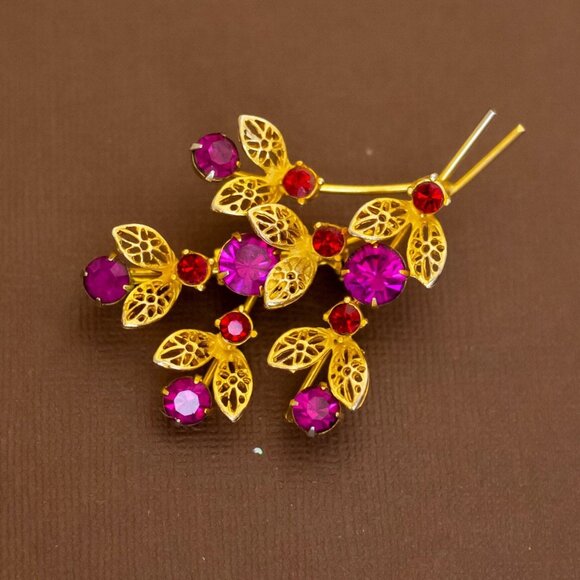 Vintage Amethyst Pink & Ruby Red Rhinestones Floral Gold Tone Leaves Brooch - U2 - Picture 1 of 2
